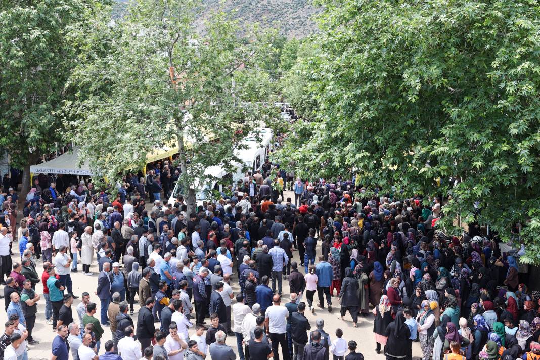 Gaziantep’ten yürek yakan fotoğraf! Yan yana toprağa verildiler 58